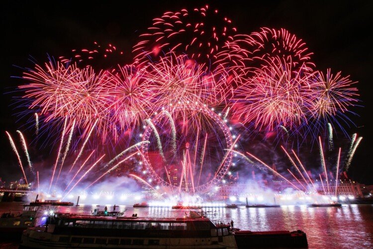 12,000 fireworks ring in new year with biggestever display South