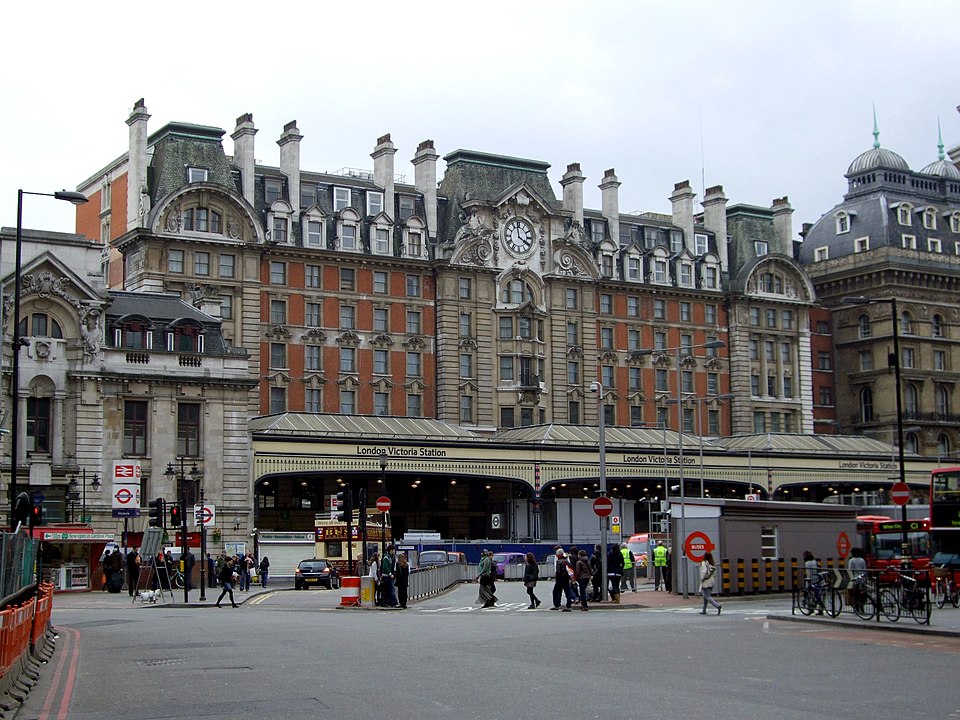 960px London Victoria Station