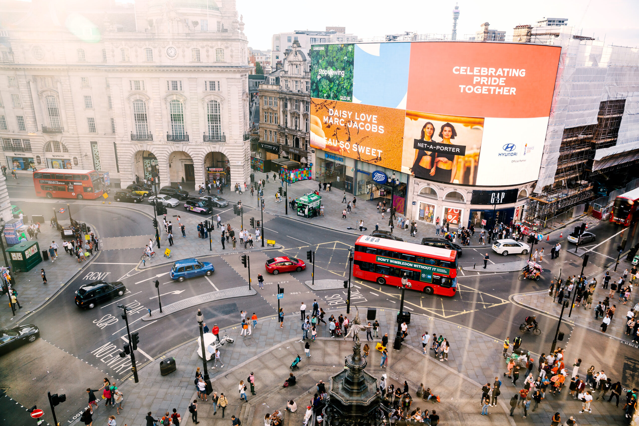 Piccadilly Circus lights could see bar open on top – South London News