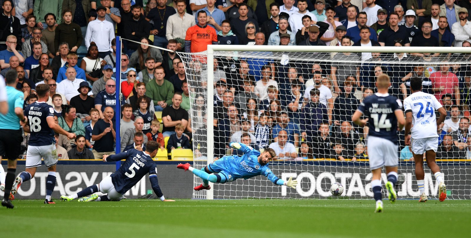 GOAL Ezgjan Alioski of Leeds United pulls a goal back to make the score 2-1  during the Millwall vs Leeds United EFL Championship Football match at the  Stock Photo - Alamy